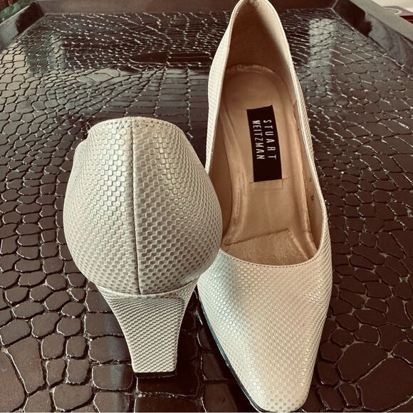 Stuart Weitzman light gold, textured pumps. - Picture 1 of 7